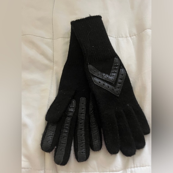 isotoner Accessories Isotoner Aris Gloves Poshmark